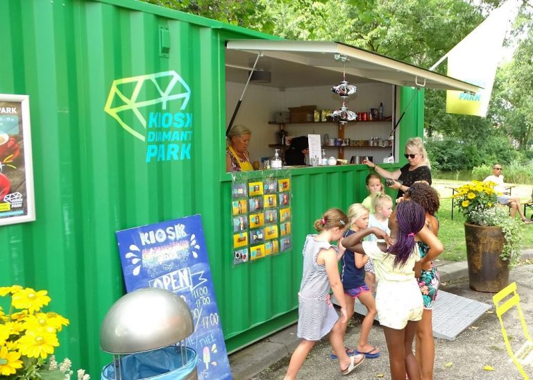 Kijkdoos bij opening kiosk aan Diamantpark