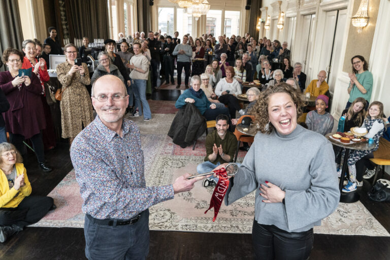 De Wijk De Wereld geeft door